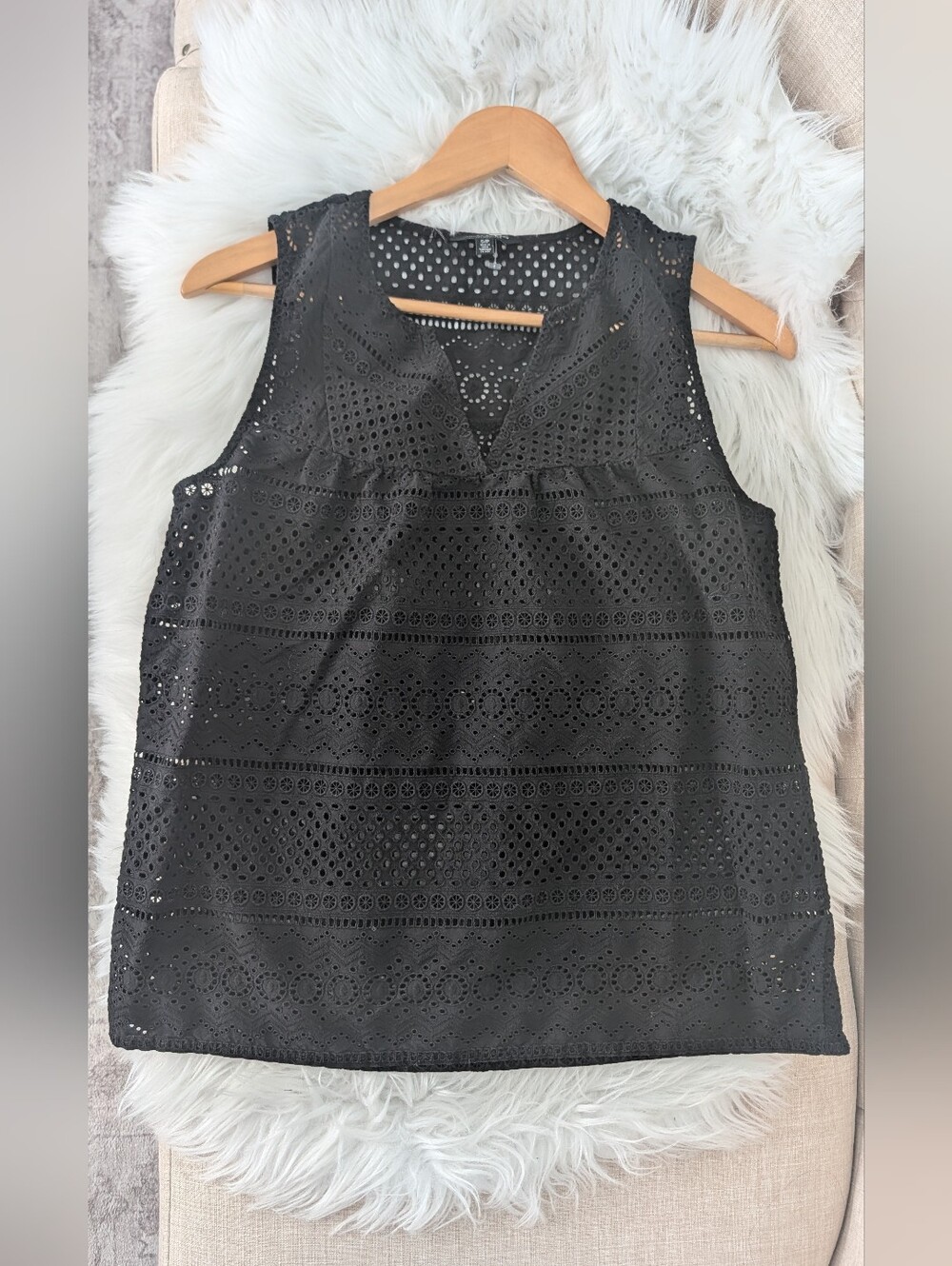 Lucky Brand Black Eyelet V-Neck Sleeveless Top Sz SP